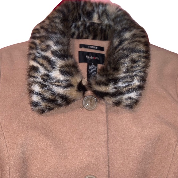 Tan Coat with Leopard fur cuff/Collar - Picture 10 of 10